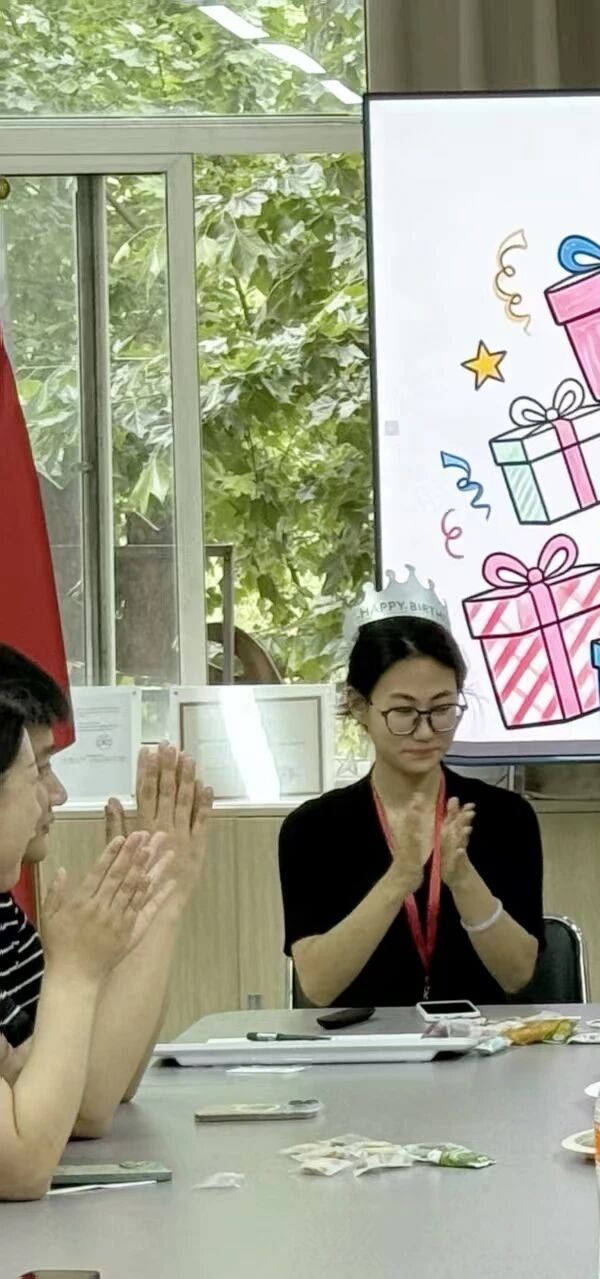 生辰禮贊暖人心 凝心聚力啟新程——管理科學與工程學院開展第三期教職工集體生日會