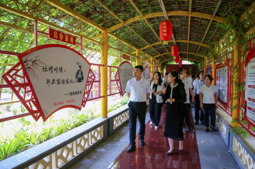 清風(fēng)潤心守底線 砥礪擔(dān)當(dāng)啟新程——校紀(jì)委組織開展廉潔教育暨現(xiàn)代農(nóng)業(yè)產(chǎn)業(yè)參觀學(xué)習(xí)活動(dòng)