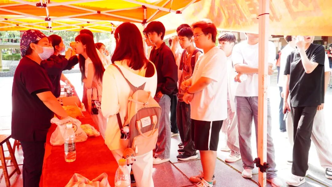 保定理工學院攜手益牙口腔開展公益義診活動